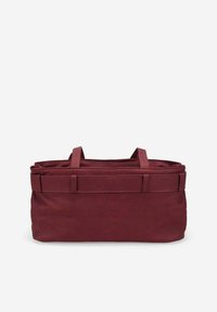 Bolso tote burdeos con dos asas cortas, hecho de tela texturada. Presenta una forma rectangular plana con un diseño simple y detalles cosidos.