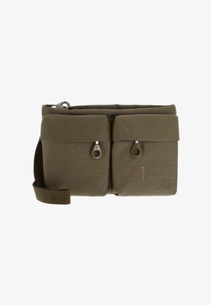 Sac bandoulière en tissu marron avec deux poches avant zippées, sangle réglable et surface texturée. Présente un détail logo sur le côté.