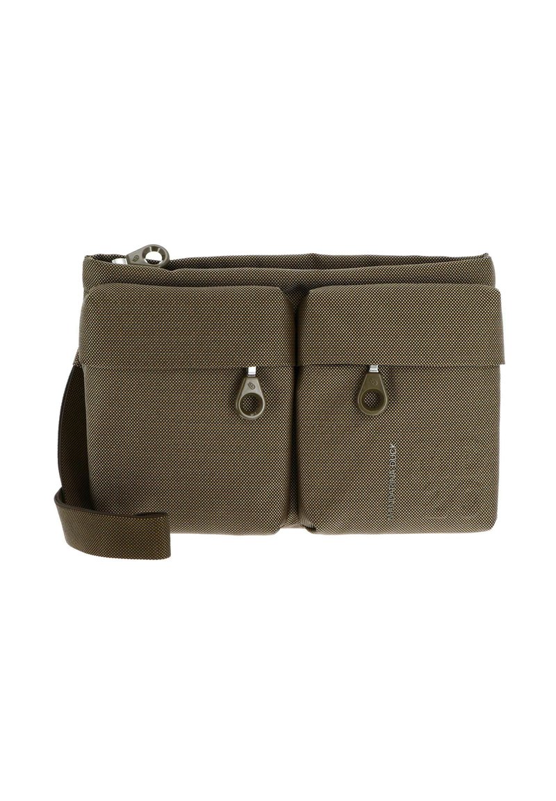 Sac bandoulière en tissu marron avec deux poches avant zippées, sangle réglable et surface texturée. Présente un détail logo sur le côté.