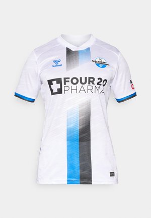 Vit SC Paderborn 07 fotbollströja med svarta och blåa vertikala ränder, sponsorlogotyper och blå trim på ärmarna.