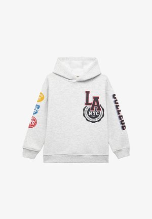 Sudadera con capucha gris hecha de forro polar, con un bolsillo tipo canguro. Presenta logotipos impresos en azul, rojo y amarillo en la parte delantera y en las mangas.