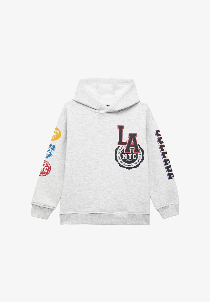 Sudadera con capucha gris hecha de forro polar, con un bolsillo tipo canguro. Presenta logotipos impresos en azul, rojo y amarillo en la parte delantera y en las mangas.