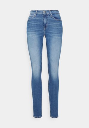 Blå højtaljede skinny jeans med for- og baglommer, knaplukning og falmede detaljer på lår og knæ.