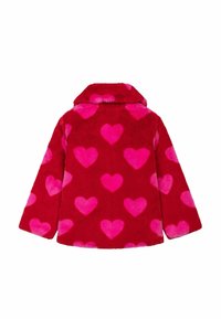 Czerwony pluszowy płaszcz z różowymi wzorami serc, z klapowanym kołnierzem i luźnym krojem, o miękkiej teksturze i bez widocznych zapięć.