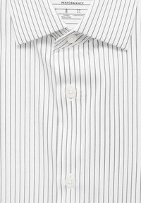 Camisa blanca de botones con finas rayas verticales negras, un cuello clásico y una textura suave con un detalle de botón visible.