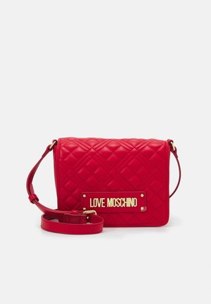 Czerwona pikowana torba na ramię z regulowanym paskiem i złotą plakietką z logo "LOVE MOSCHINO" na przedniej klapie.