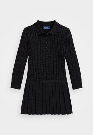 Vestido tricotado preto com textura riscada, mangas longas, gola com botões e saia plissada. Apresenta detalhes metálicos subtis.