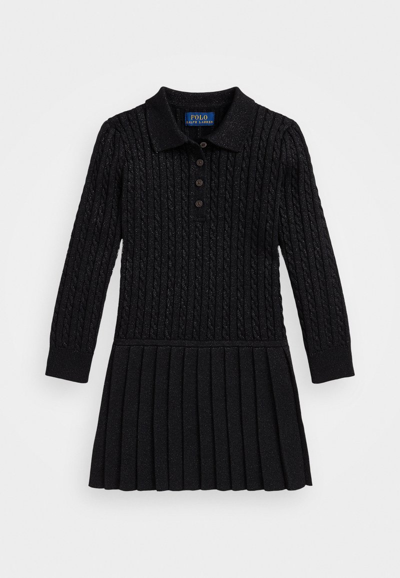 Μαύρο πλεκτό φόρεμα με ραβδωτή υφή, μακριά μανίκια, δετό γιακά και πλισέ φούστα. Διαθέτει διακριτικές μεταλλικές λεπτομέρειες.