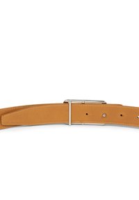 Cintura in pelle tan con fibbia rettangolare argentata, bordi cuciti e più fori di regolazione su uno sfondo bianco.