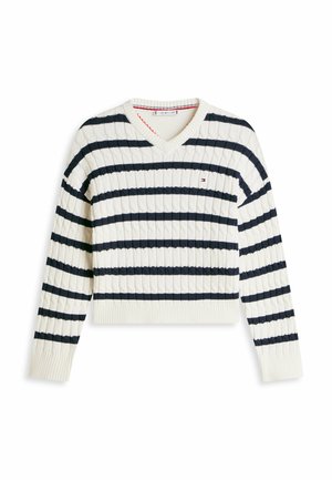 Witte kabelgebreide trui met V-hals, zwarte horizontale strepen en lange mouwen, met een klein geborduurd logo op de borst.