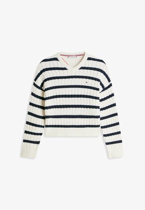 Witte kabelgebreide trui met V-hals, zwarte horizontale strepen en lange mouwen, met een klein geborduurd logo op de borst.