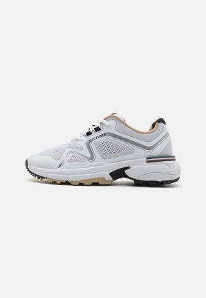 RUNNER TECH - Zapatillas - white
