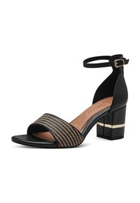 Schwarze Absatzsandale mit einem Knöchelriemen, die ein strukturiertes gold- und schwarzgewebtes Band an der Vorderseite und einen Blockabsatz mit goldfarbener Akzentuierung aufweist.