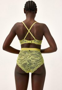 Lace bralette og højtrappende trusse sæt i lys gul. Har blomsterlacemønster, justerbare krydsede stropper og glat talje.