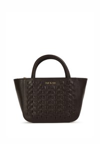 Borsa a mano in pelle marrone scuro con motivo tessuto testurizzato, due manici corti e logo dorato. Presenta una chiusura con zip e una forma rettangolare compatta.