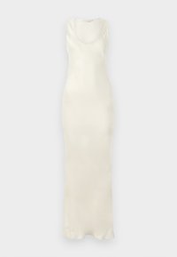 Ærmeløs, lang satin kjole i ivory med rund halsudskæring, tætsiddende silhuet og let udskæring ved kanten på hvid baggrund.