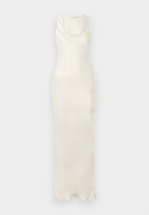 Abito lungo senza maniche in satin color avorio con scollo rotondo, silhouette aderente e leggero svaso all'orlo su sfondo bianco.