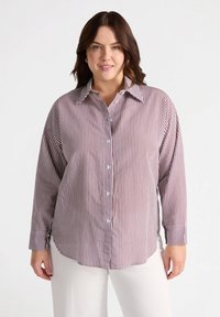 Camisa de botones a rayas en burdeos y blanco, con cuello, mangas largas y corte relajado con dobladillo curvado.