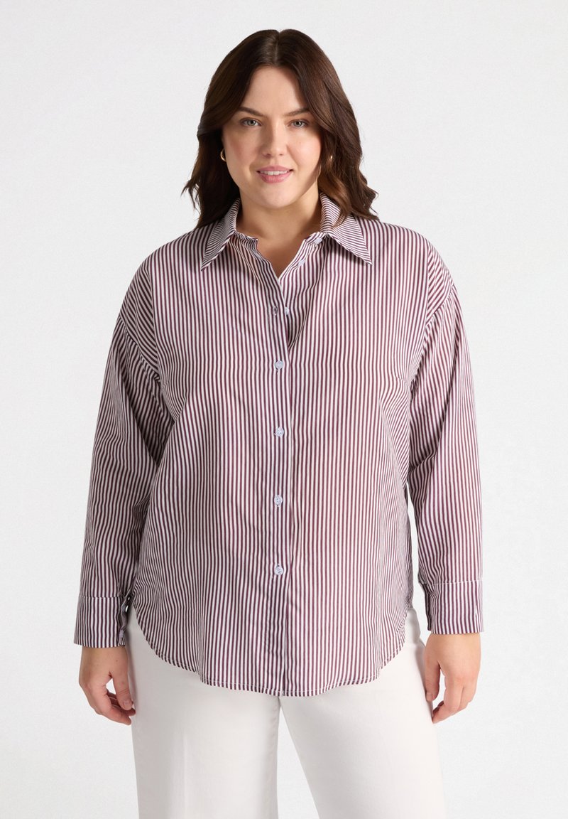 Camisa de botones a rayas en burdeos y blanco, con cuello, mangas largas y corte relajado con dobladillo curvado.