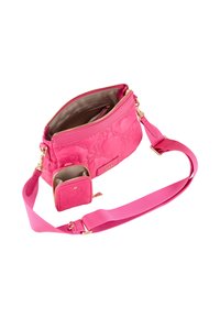 Bolso crossbody rosa hecho de material acolchado, con un cierre superior, correa ajustable, herrajes en tono dorado y una billetera mini a juego.