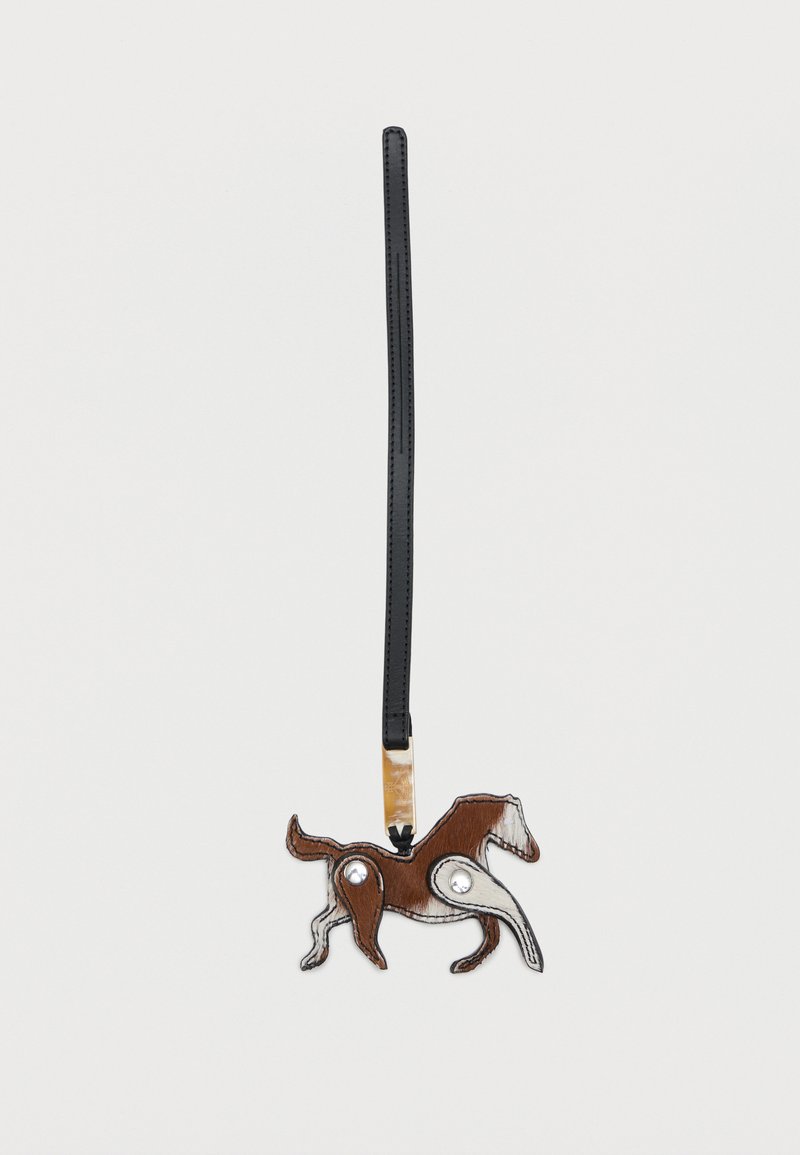 Καφέ και λευκό μπρελόκ σε σχήμα αλόγου από δέρμα με μαύρο λουράκι και ασημένιες μεταλλικές λεπτομέρειες.