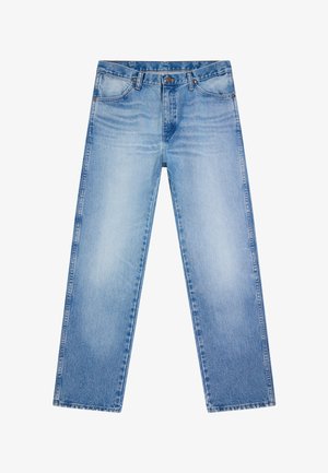 Világoskék farmernadrág egyenes szabással, öt zsebes kialakítással, gombos záródással és enyhén koptatott részletekkel az elülső combokon.