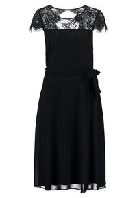 Robe noire avec corsage en dentelle à manches courtes, taille ajustée et jupe fluide. Comprend une ceinture amovible à la taille.