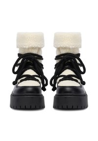 Czarno-białe zimowe buty z grubymi czarnymi podeszwami, puszystymi białymi cholewkami i czarnymi sznurówkami, pokazane z widoku z przodu.