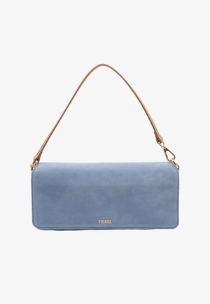 Borsa rettangolare in pelle scamosciata azzurro chiaro con tracolla in pelle marrone e piccolo logo dorato al centro sul davanti.