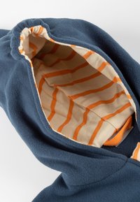 Fleece-Hoodie in Marineblau mit Kapuze mit Kordelzug und gestreiftem Innenfutter in Orange und Creme. Weiche Textur und elastische Abschlüsse für eine bequeme Passform.