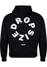 Svart hettegenser med store hvite bokstaver som danner et sirkulært design på baksiden, med "CREW" trykket nederst. Mykt bomullsmateriale.