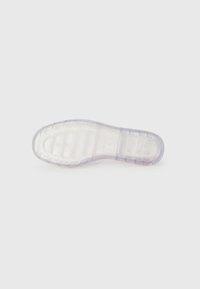 Semelle de chaussure en caoutchouc transparent avec un motif de grip texturé, présentant un orteil arrondi et des sections distinctes pour la flexibilité et la traction.