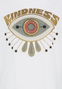 Œil stylisé avec des détails dorés, gris et rouges, entouré de lignes décoratives et de formes en goutte, avec le mot « KINDNESS » au-dessus.