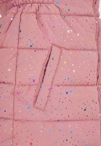 Rosa puffjacka med sydda fickor, med färgglada, reflekterande prickar genom hela plagget. Texturerat tyg med ett kviltat mönster.