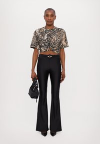 Just Cavalli PYTHON - T-shirts med print - marzapan\curry