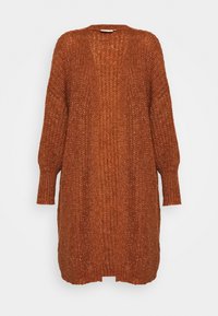 Oversized roestkleurige gebreide cardigan met lange mouwen, een V-halslijn en een gestructureerd patroon. De open voorkant en zijsplitten voegen detail toe.