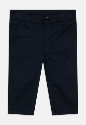 Granatowe bawełniane spodnie z zapięciem na guzik, dwoma przednimi kieszeniami i subtelnymi detalami przeszyć. Prosty fason nogawek zapewnia klasyczne dopasowanie.