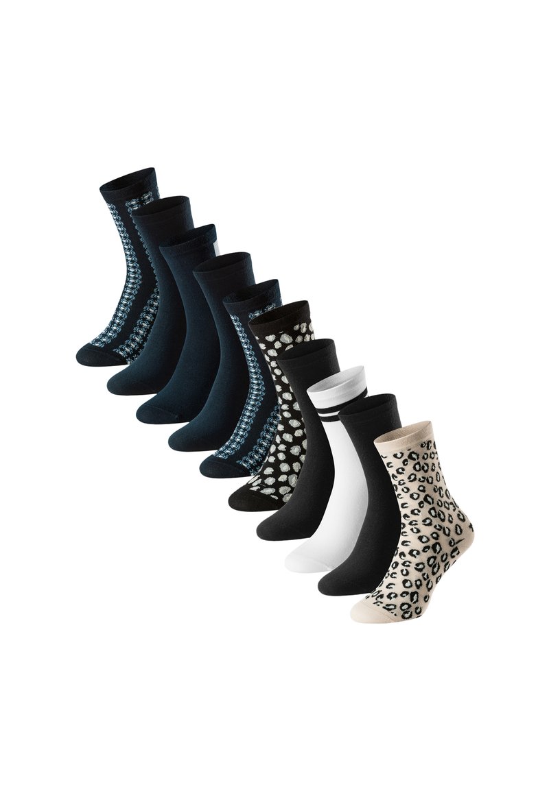 Ni par mid-calf strømper i sort, hvid og beige med mønstre herunder striber, leopardprint og geometriske designs.