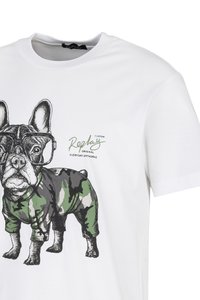 Witte T-shirt met een zwart-groene camouflage hond met een bril gedrukt op de voorkant, samen met de merktekst "Replay" in het groen.