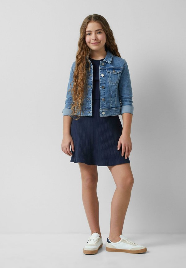 KURZE AUS WARE MIT CUT-OUT - Strickkleid