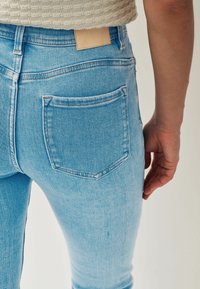 Next SUPER SOFT STANDARD TALL - Vaqueros slim fit - bleach blue