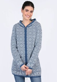 Blaue gemusterte Kapuzenjacke mit Reißverschluss, die über aufwendige Schneeflockenmuster und einfarbige blaue Akzente an den Bündchen und am Saum verfügt.