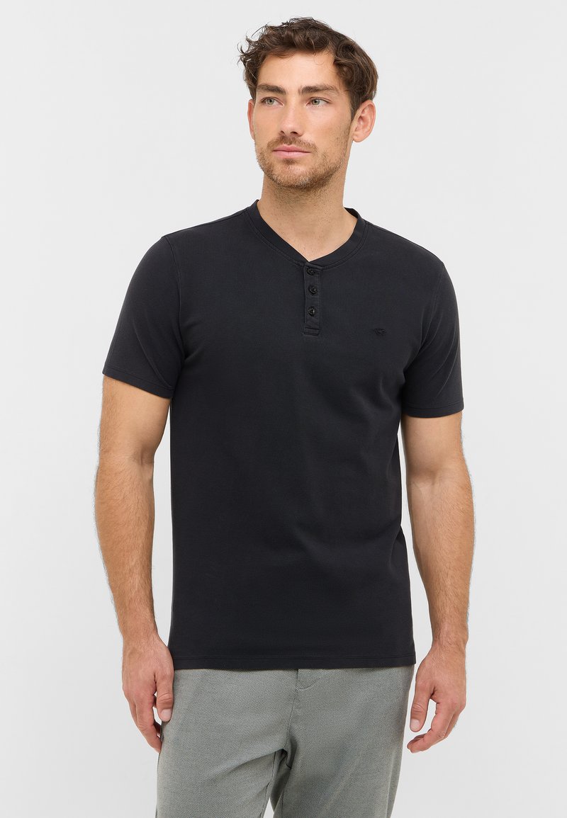 Sort kortærmet bomulds t-shirt med Henley-udskæring, der har en tre-knaps skulderlomme og et lille logo på brystet.