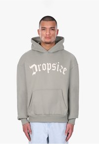 Sweat à capuche gris clair en tissu doux, avec une poche kangourou et le texte "Dropsize" en écriture crème sur la poitrine.