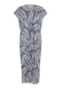 Robe bleu marine avec un motif de feuilles blanches, manches courtes, décolleté en V, détails froncés à la taille, longueur genou et fentes latérales à l'ourlet.