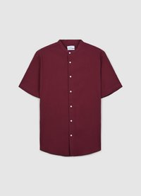 Chemise bordeaux à manches courtes avec col mandarin, dotée d'une fermeture à boutons sur le devant et d'une finition en tissu texturé.