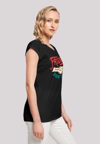 Schwarzes kurzärmeliges T-Shirt mit einem grafischen Design und roten sowie türkisfarbenen Texten "FRIENDLY STRANGER DON'T." Weicher Stoff und lockere Passform.