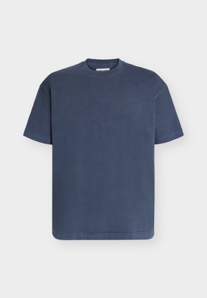 Unifarbenes marineblaues Kurzarm-T-Shirt mit Rundhalsausschnitt, schlichtes Design, sichtbare Nähte an Ärmeln und Saum, auf hellem Hintergrund flach liegend.