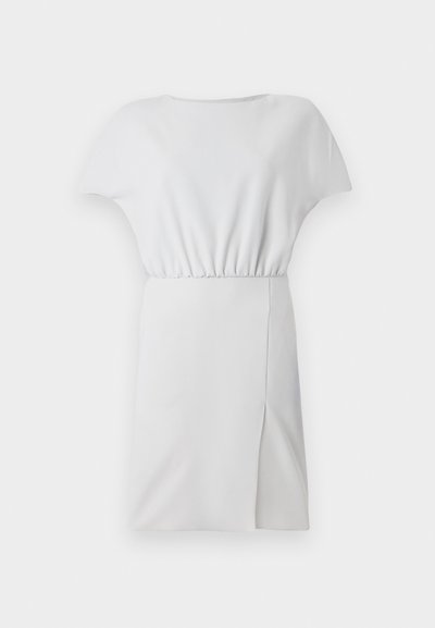 Κοντό λευκό φόρεμα με χαλαρή σιλουέτα, ελαστική μέση, κοντά μανίκια και πλαινό άνοιγμα. Λείο ύφασμα με μινιμαλιστικό σχέδιο.