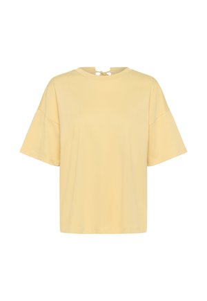 Geel T-shirt met korte mouwen, een ronde hals en een strikdetail aan de achterkant van de kraag, afgebeeld op een witte achtergrond.